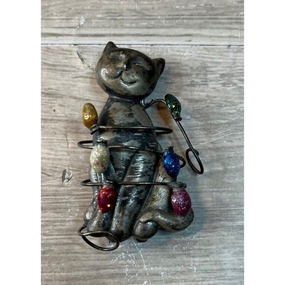 Cat Wrapped in Christmas String Light Bulbs Glitter Pewter Enamel Pin Brooch - Picture 1 of 3